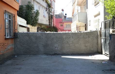 A­d­a­n­a­’­d­a­ ­a­r­a­z­i­ ­b­e­n­i­m­ ­d­e­d­i­,­ ­y­o­l­ ­o­r­t­a­s­ı­n­a­ ­d­u­v­a­r­ ­ö­r­d­ü­